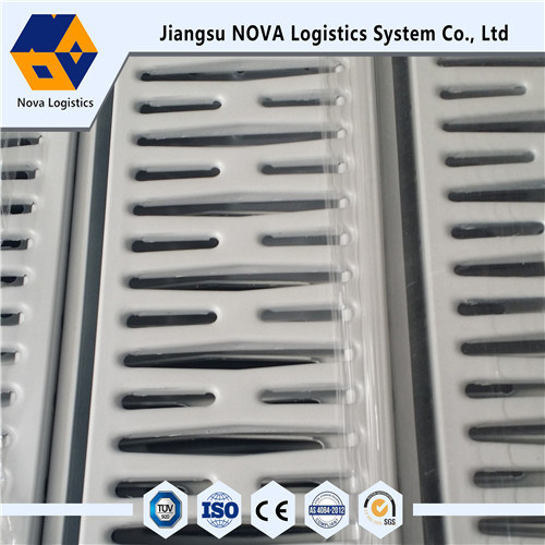 G&aacute;c lửng gi&aacute; trung b&igrave;nh với s&agrave;n